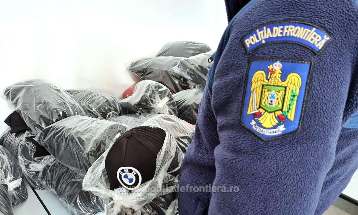 Articole vestimentare, estimate la 34.000 euro, ridicate de polițiști în vederea cercetărilor