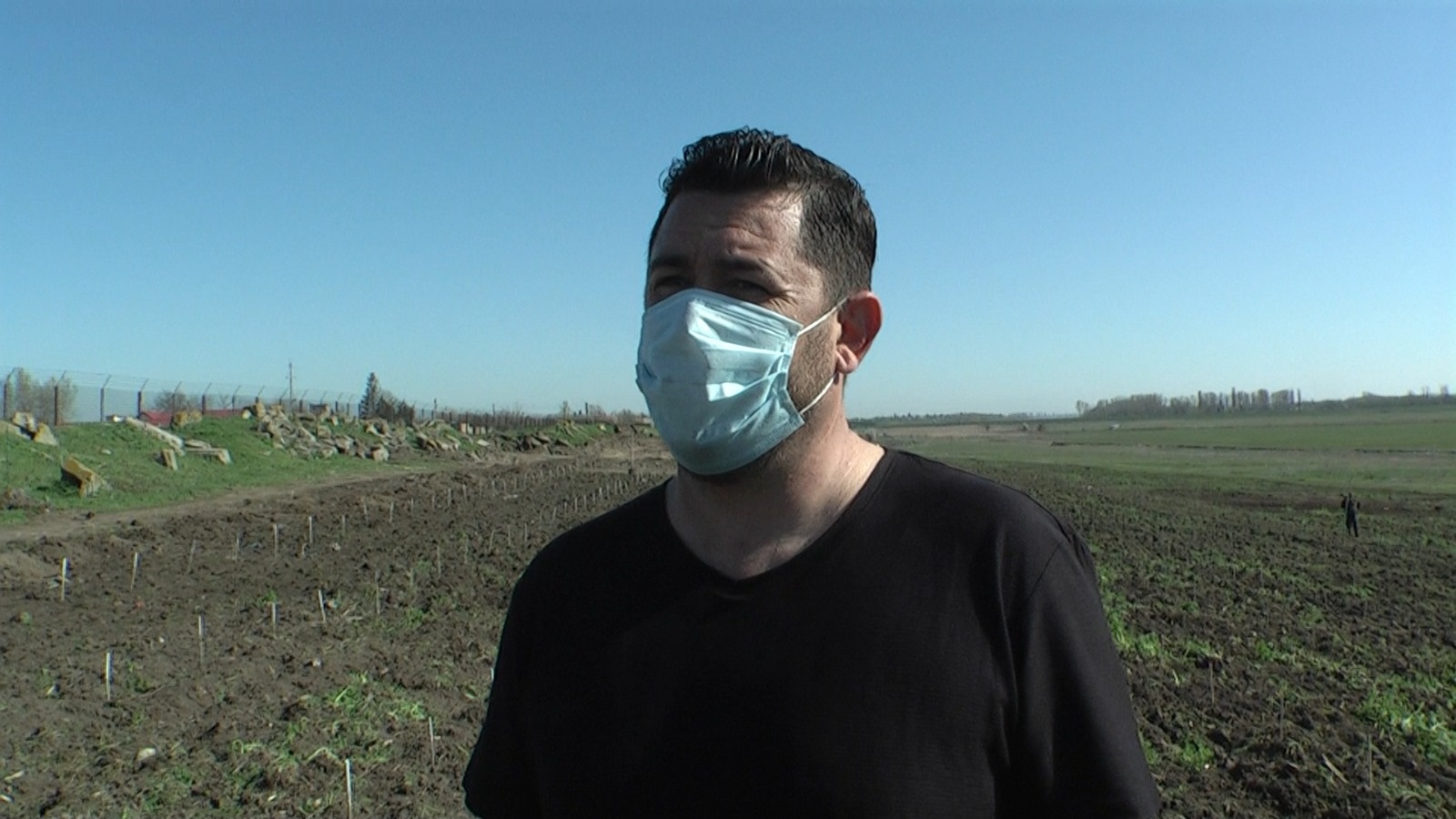 Ţaga Marian, primarul comunei Vedea alături de localnici a plantat 7.000 puieţi de salcâm