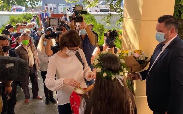 Cu prilejul campaniei de vaccinare, Ioana Mihăilă, Ministrul Sănătăţii a fost întâmpinată cu pâine şi sare de Marian Ţaga, primarul comunei Vedea din judeţul Giurgiu