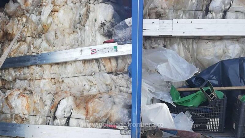 Peste 20 tone de deșeuri plastice transportate ilegal din Grecia,  oprite la P. T. F. Giurgiu