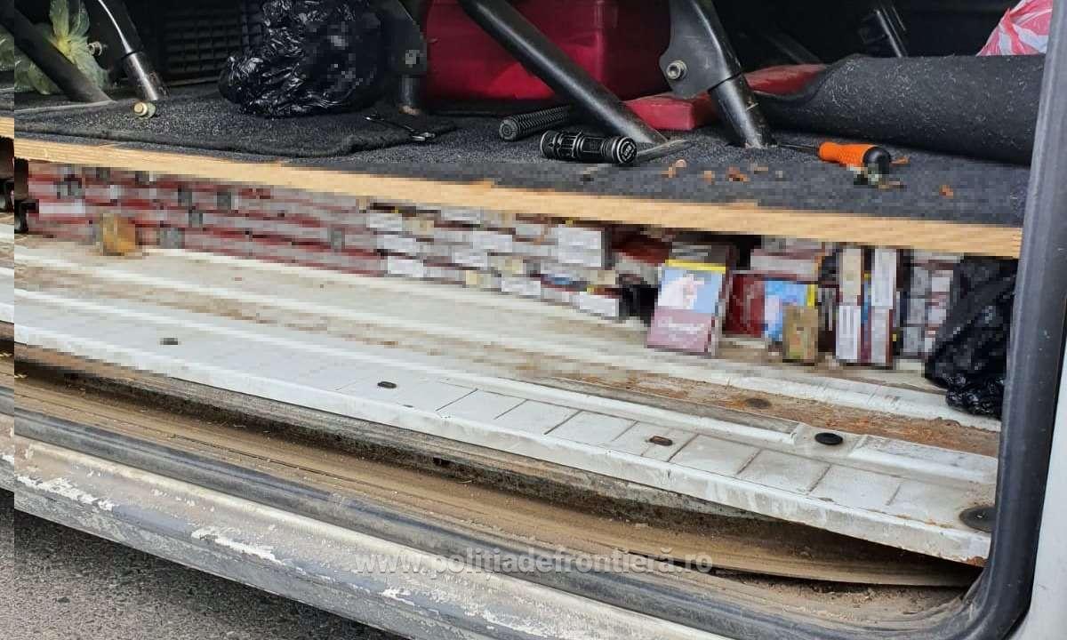 Țigarete în valoare de 10.400 de lei, ascunse într-un microbuz, descoperite la P.T.F Giurgiu