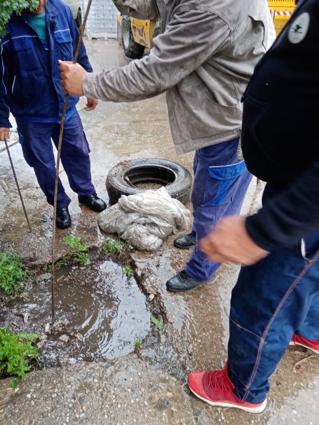 “O săptămână plină pentru APA SERVICE” – Nu apa înfundă canalizarea, ci resturile aruncare de cetăţeni, ca la tomberon