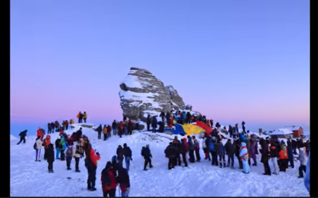 Sute de turişti se pregătesc să celebreze ziua Sfinxului din Bucegi. „Ora magică“ la care se formează piramida de lumină