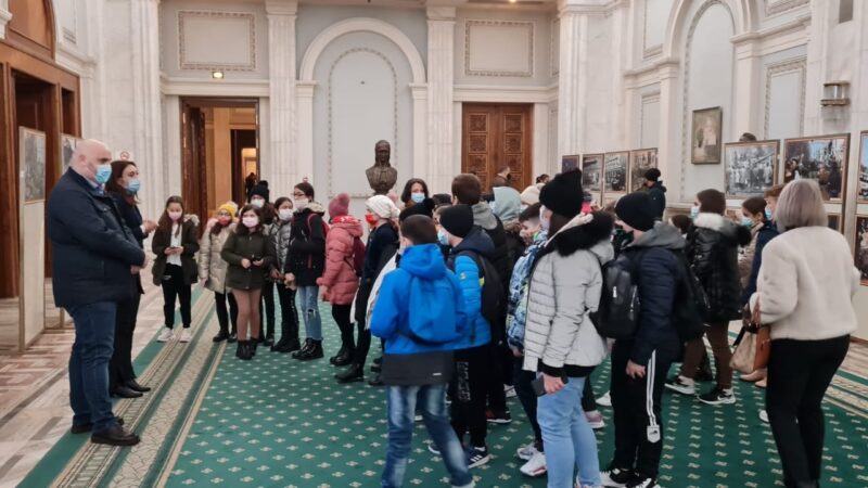 Cu sprijinul deputatului PNL Alexandru Andrei 30 de copii giurgiuveni, posibili viitori parlamentari, au făcut o vizită la Parlamentul României