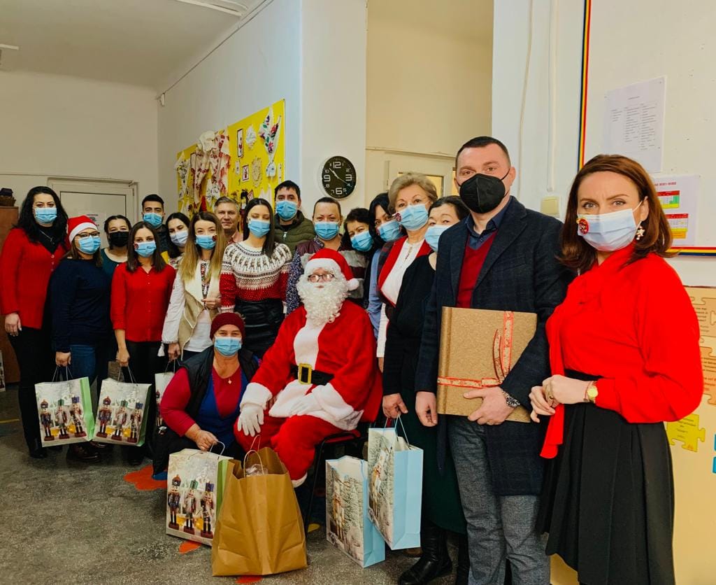 Pentru că au fost cuminţi şi silitori la şcoală Moş Crăciun a venit şi în comuna Oinacu luându-l ca ajutor de moş pe primarul Fabian Tîrcă