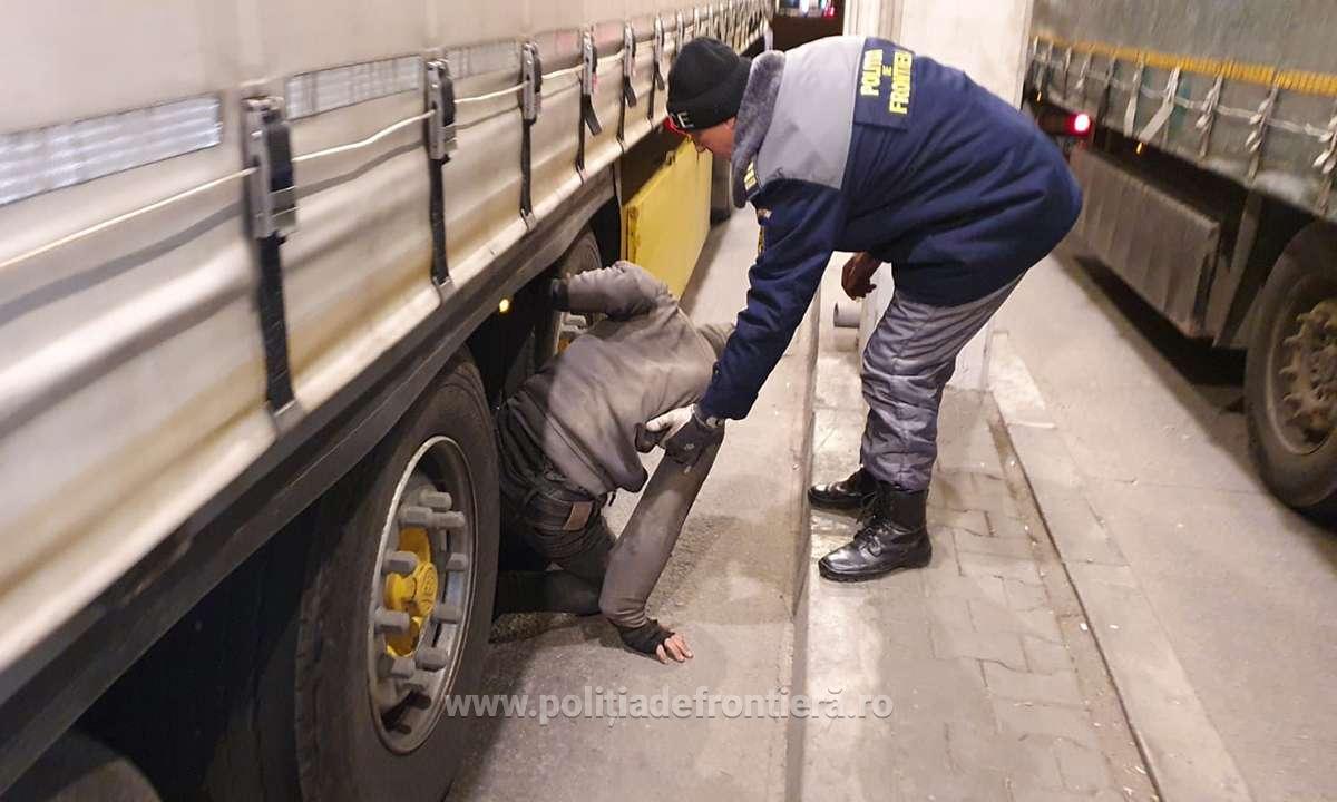 Cetățean străin, ascuns pe osia unei semiremorci, depistat în PTF Giurgiu