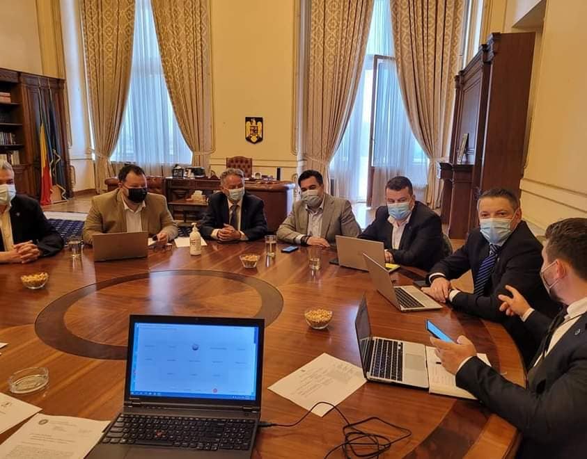 Senatorul Toma Petcu, în cadrul Comisiei de Transporturi şi Infrastructură a venit cu o propunere legislativă cu privire la  limitarea circulației pe drumurile publice a autovehiculelor cu volan pe partea dreaptă înmatriculate în România