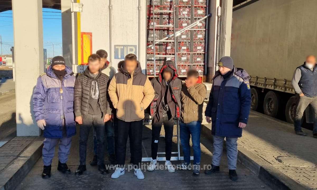 Şase cetăţeni turci, ascunşi într-un TIR încărcat cu legume