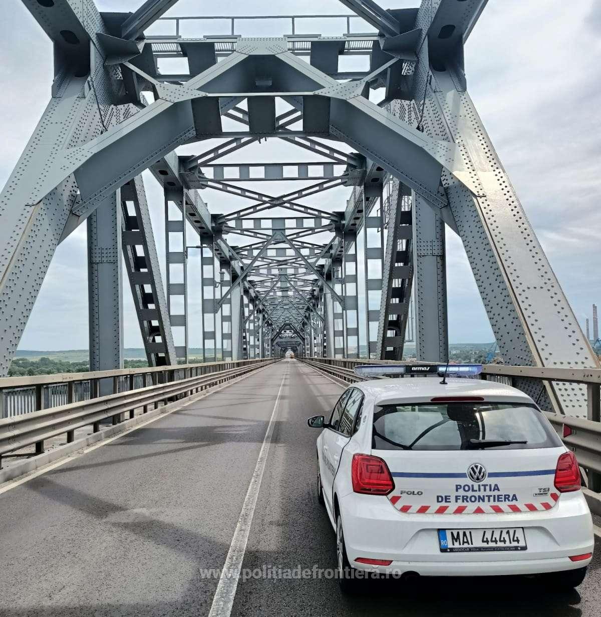 Șoferul unei autoutilitare cercetat în stare de arest preventiv pentru trafic de migranți
