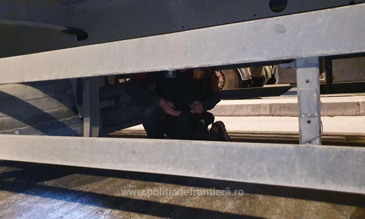 Doi cetățeni străini depistați pe osia unui autocamion, respectiv în locul destinat roţii de rezervă, la P.T.F. Giurgiu