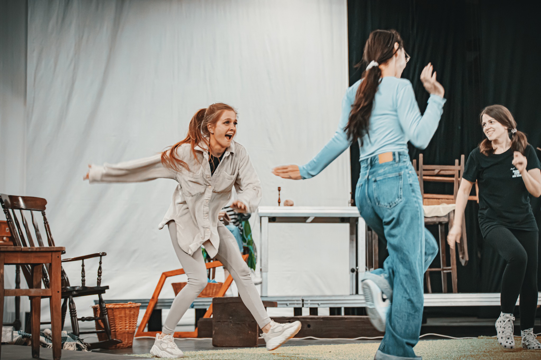 Vineri, 2 iunie sunteţi invitaţi la premiera spectacolului „Dansând la Lughnasa”