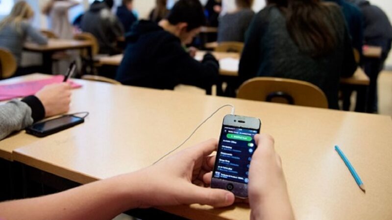 Elevii nu mai au voie cu telefonul mobil la ore. Profesorii pot să confiște smartphone-urile