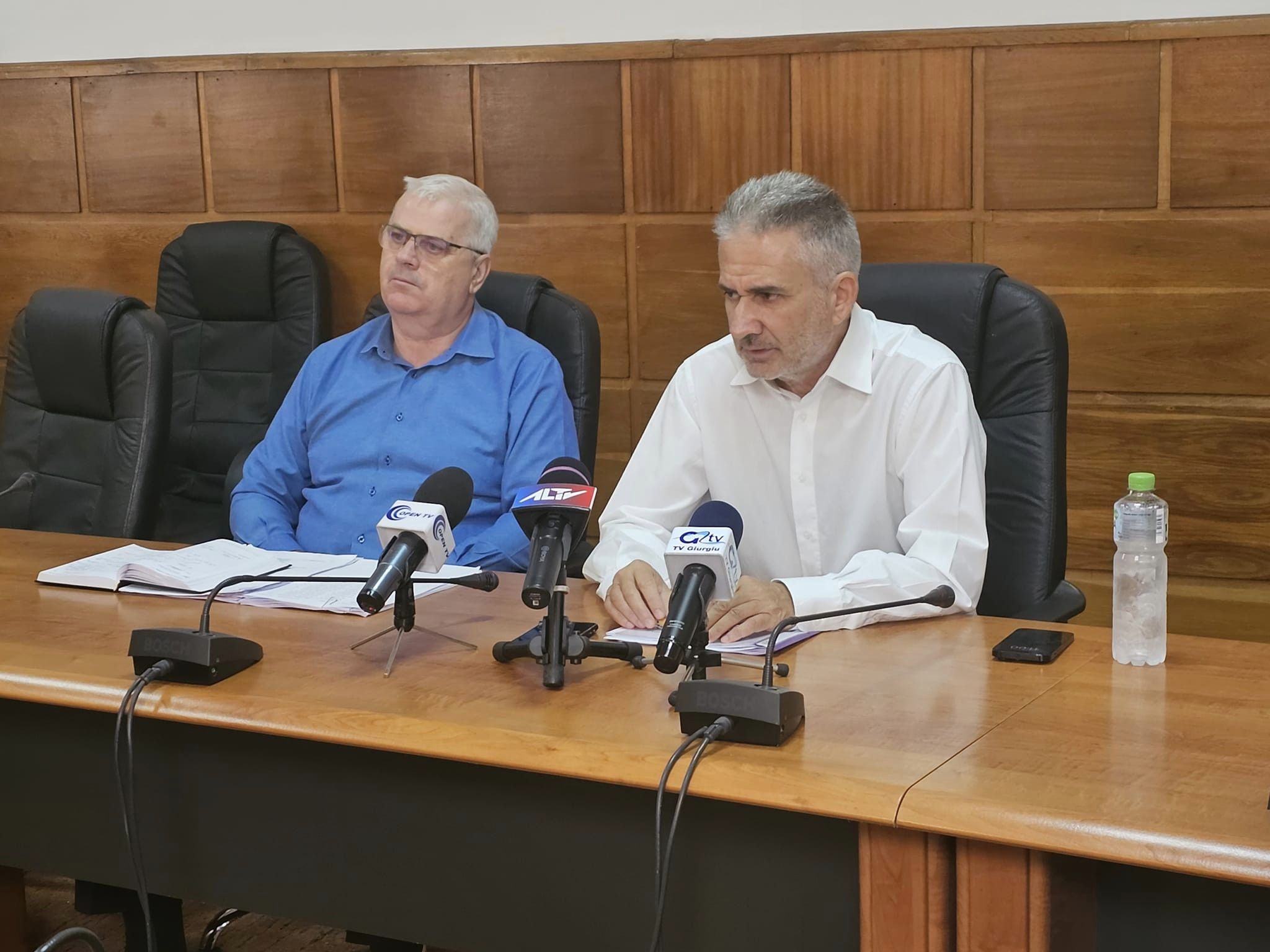 Cinste lor! Membrii corpurilor de control care au vizitat casele de tip familial din Giurgiu aflate sub conducerea DGASPC Giurgiu de fiecare dată le-au oferit tuturor copiilor pungi cu cadouri … Glumesc