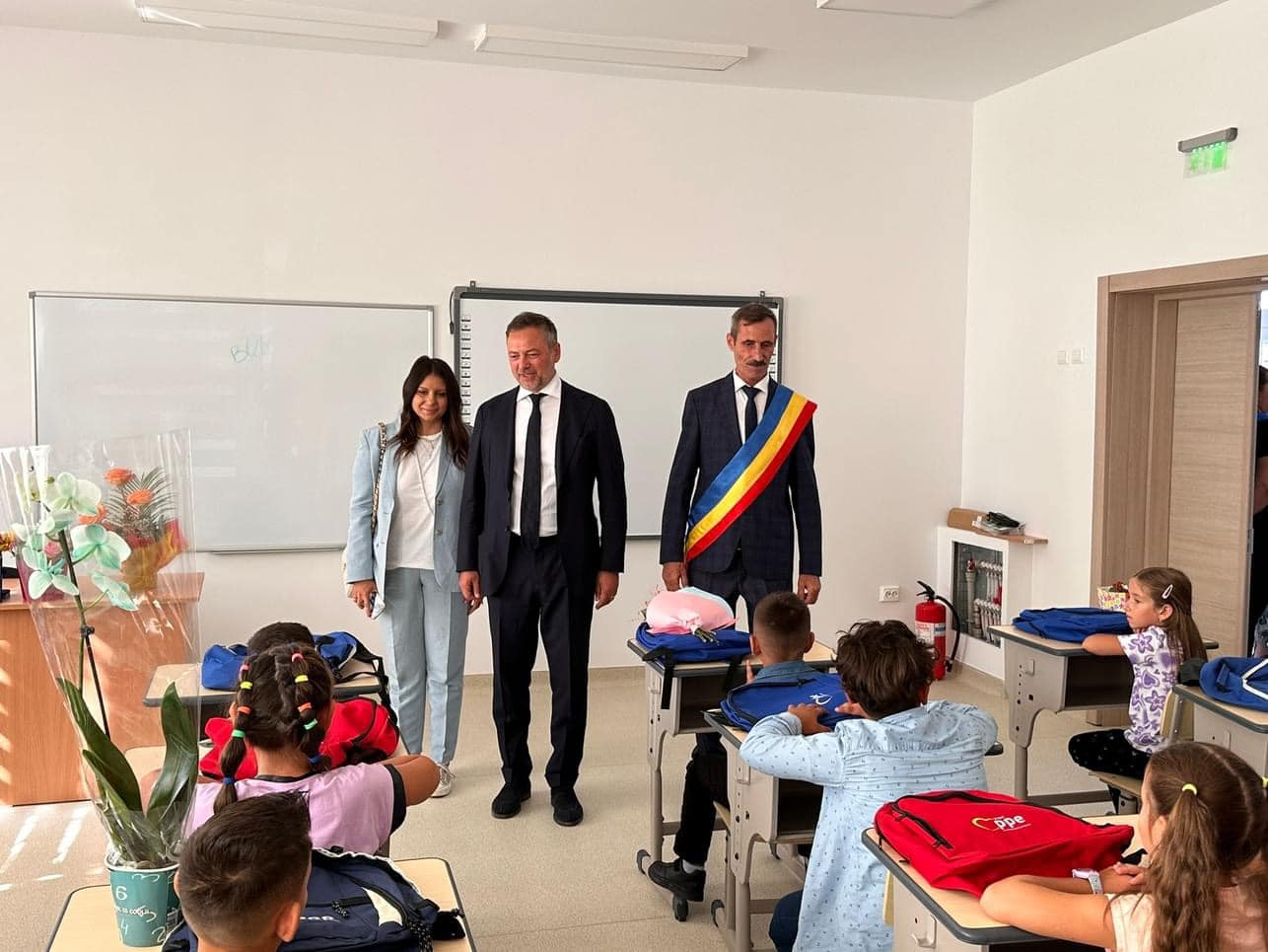 Gabriela Horga: “M-am bucurat să îi văd astăzi pe elevii din satul Vlașin, comuna Schitu, că încep școala în condiții optime, cu dotări noi, într-o clădire reabilitată și modernă”