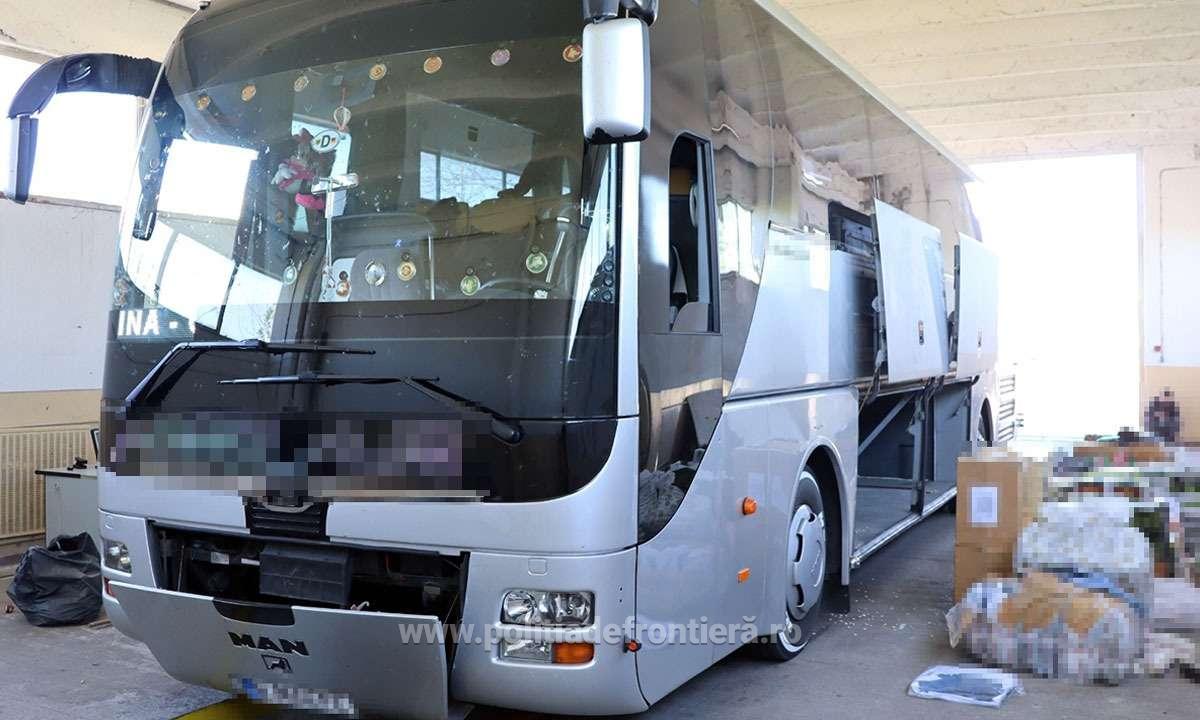 Mii de bunuri susceptibile a fi contrafăcute, descoperite într-un autocar la PTF Giurgiu