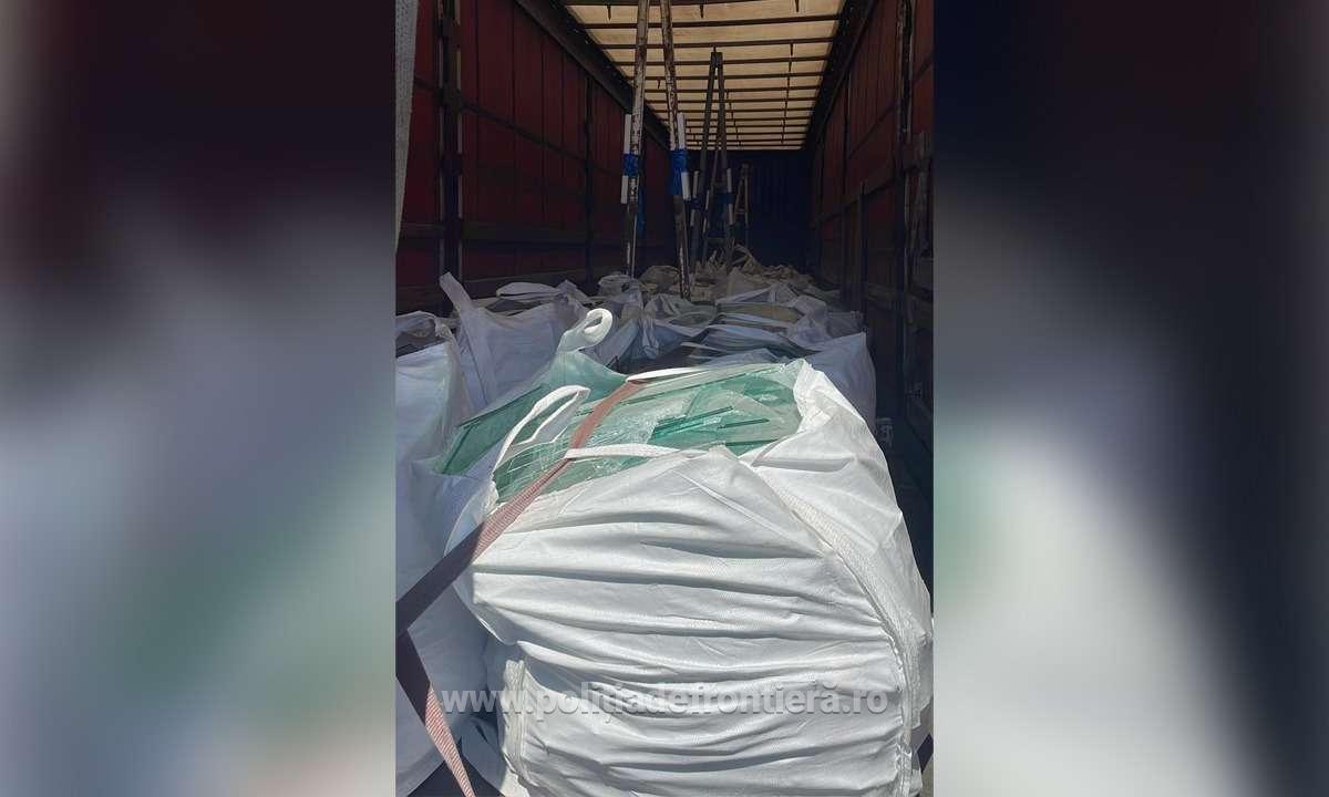 Șaisprezece tone de deșeuri din sticlă, oprite în PTF Giurgiu-Ruse