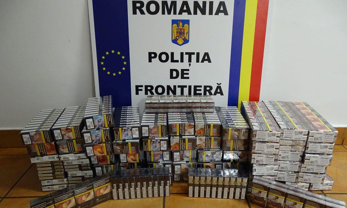 Țigarete descoperite ascunse în portbagajul unui autoturism și pe șasiul platformei pe care o tracta, în PTF Giurgiu Ruse