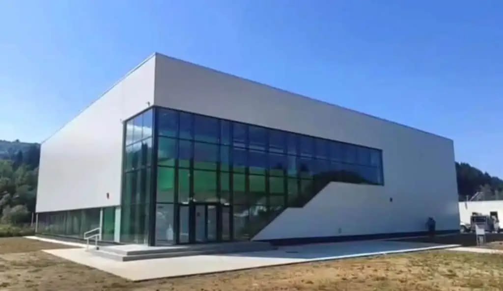 Toma Petcu: a fost semnat contractul de continuare a lucrărilor la sala de sport din Vărăști