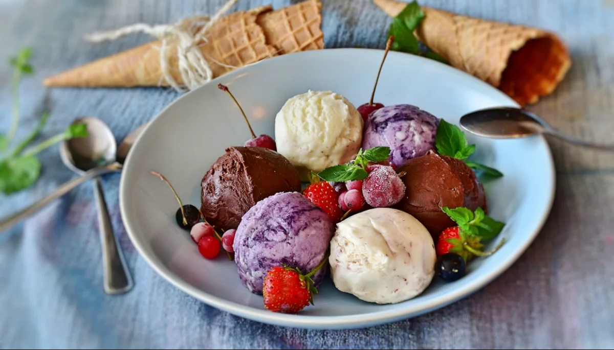 Înghețată cu iaurt și miere. Un desert simplu, rapid și delicios