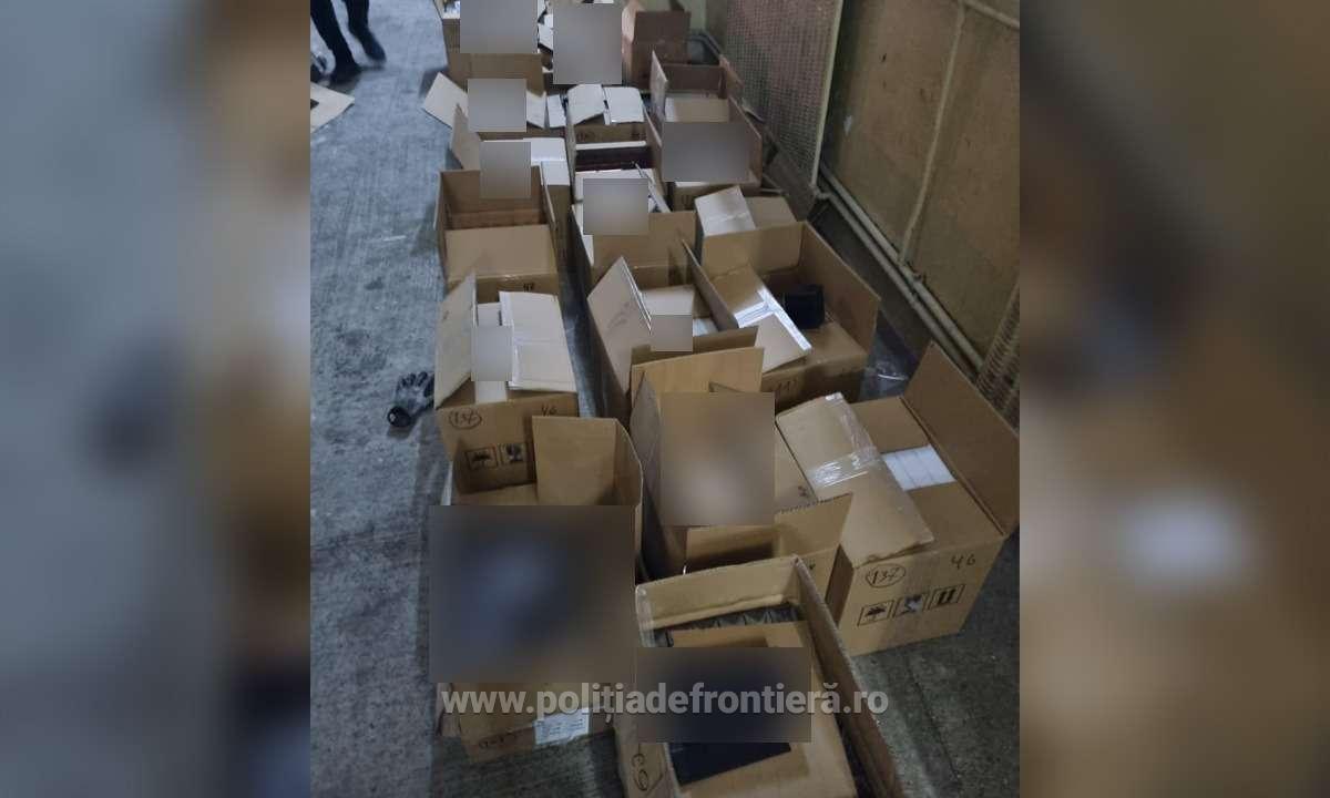 1.300 de parfumuri, susceptibile a fi contrafăcute, descoperite în semiremorca unui autocamion, în PTF Giurgiu-Ruse
