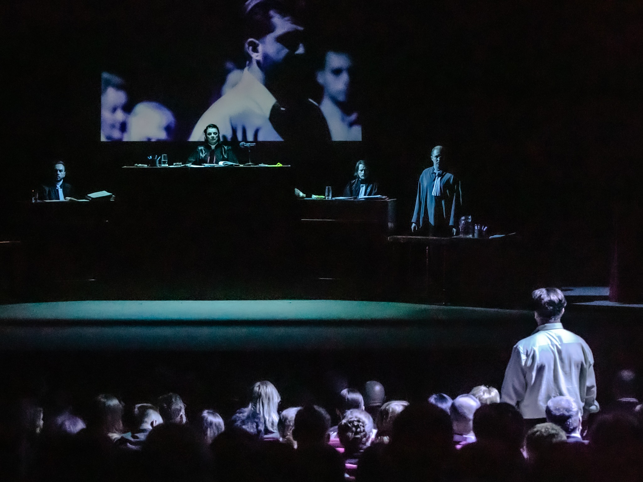Vineri, 7 iunie,  Teatrul Tudor Vianu prezintă  „Spectatorul condamnat la moarte”