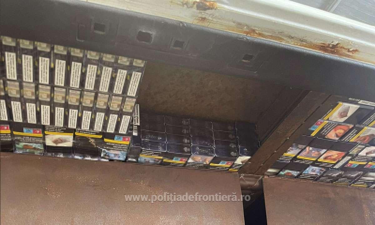 Peste 90.000 țigarete descoperite de polițiștii de frontieră români și bulgari în plafonul unui microbuz, în PTF Giurgiu-Ruse