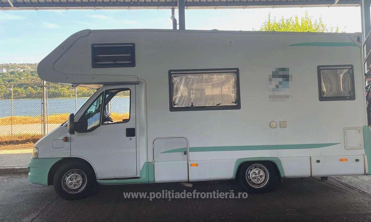 Un autoturism de lux și o autorulotă, ambele căutate de autorități, descoperite de polițiștii de frontieră