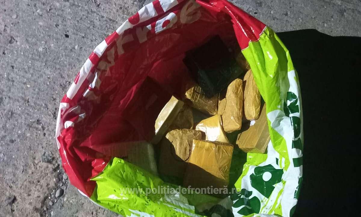 Bijuterii din aur, ascunse sub roata unui autocar, descoperite în PTF Giurgiu