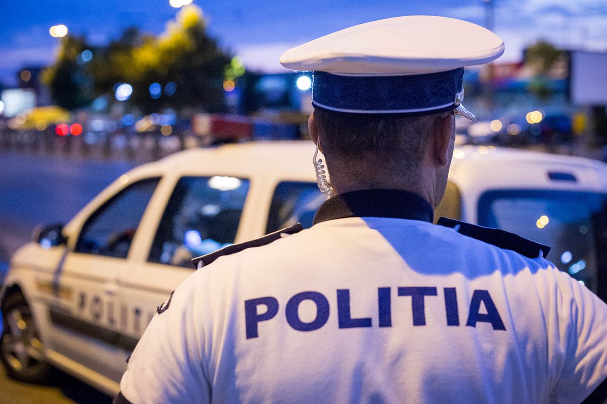 TÂNĂRĂ OPRITĂ ÎN TRAFIC DE POLIȚIȘTI