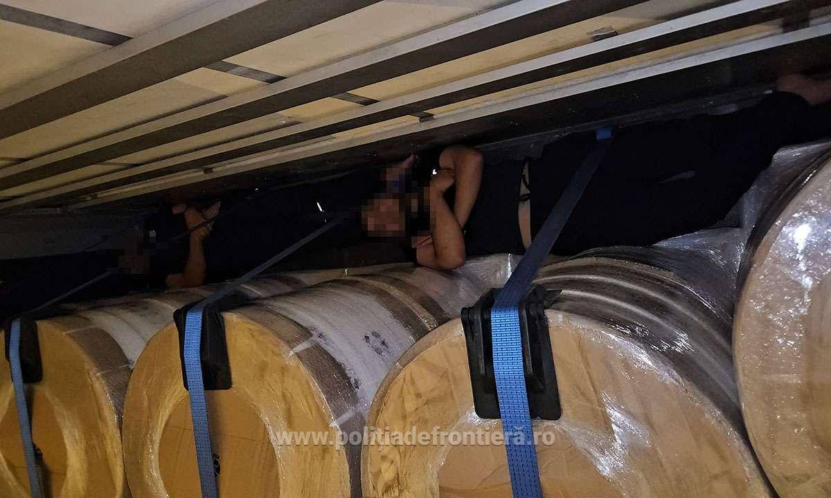 Trei cetăţeni irakieni depistaţi ascunși printre rulouri cu etichete într-un camion la PTF Giurgiu-Ruse