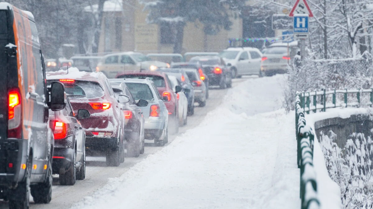 Codul Rutier 2025. Limita de viteză în România când este zăpadă pe drum. Se suspendă permisul auto