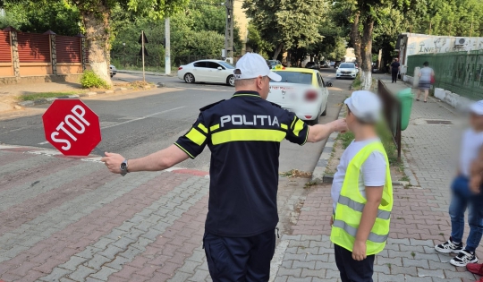 PATRULA ȘCOLARĂ – LECȚII DE SIGURANȚĂ RUTIERĂ CU CEI MICI