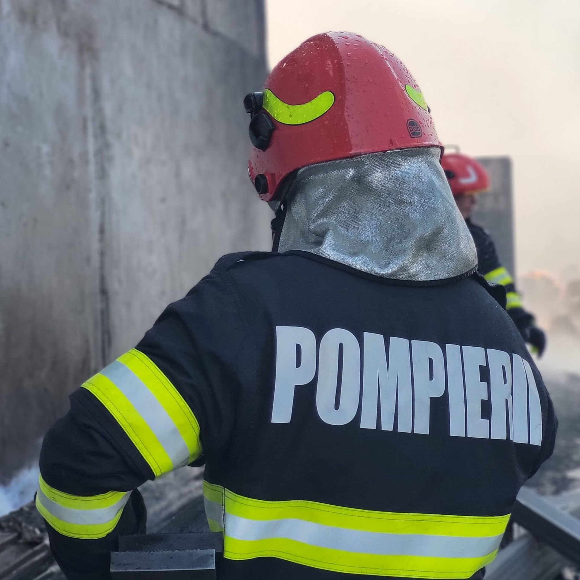 Incendiu în curtea depozitului de reciclare a deşeurilor de mase plastice și polietilenă din localitatea Grădinari