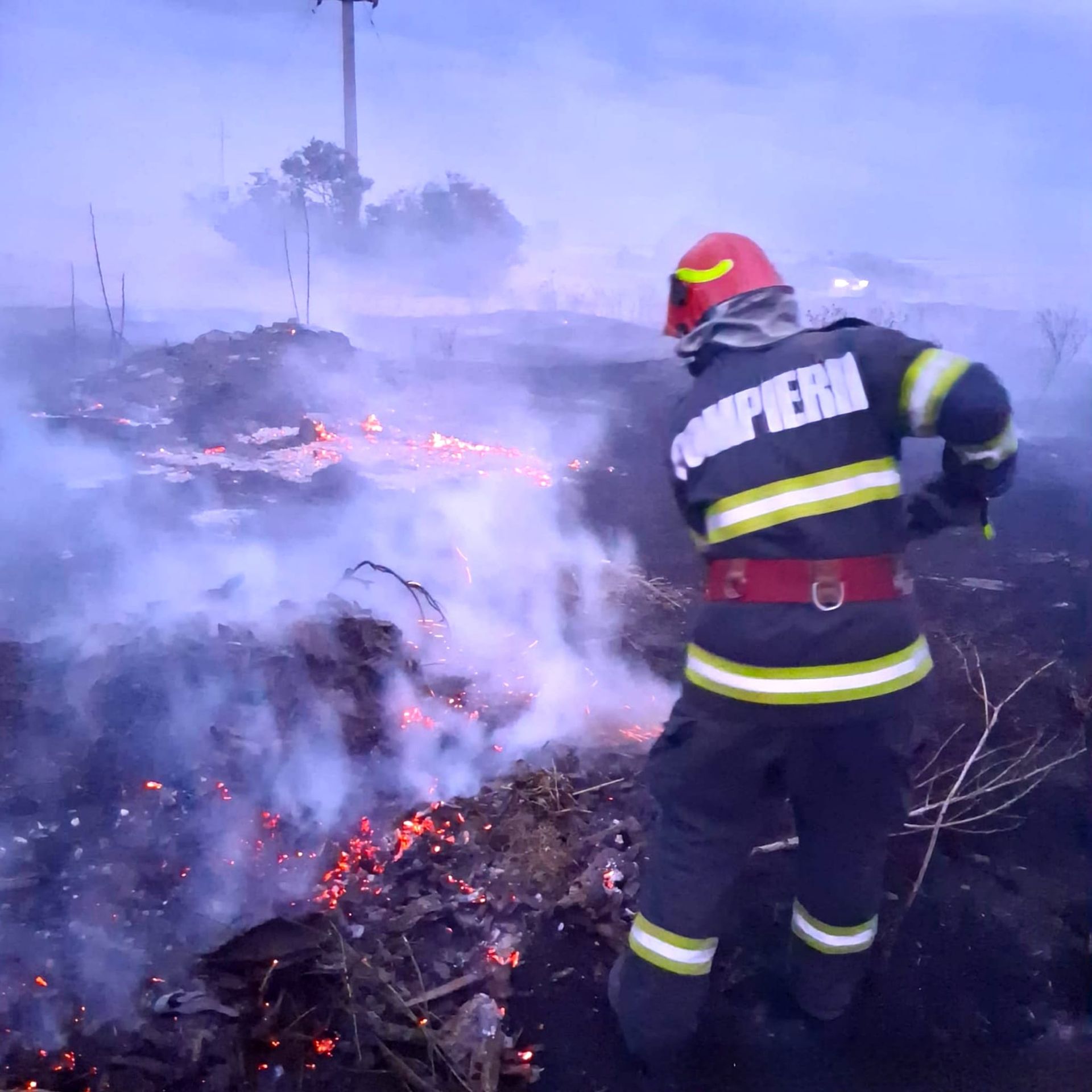 Incendii de vegetație uscată și miriște în ultimele ore – intervenții ale pompierilor