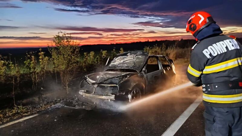 Autoturism distrus de flăcări pe DJ 503A