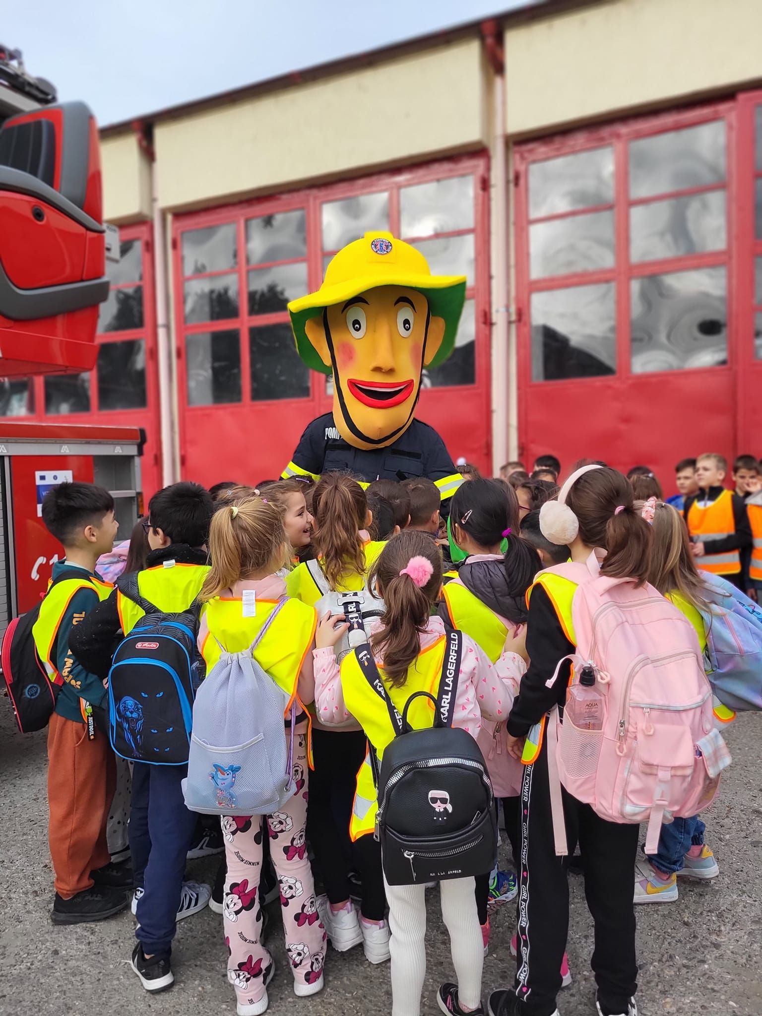 „Școala Altfel” la pompieri – elevii învață cum să reacționeze în situații de urgență