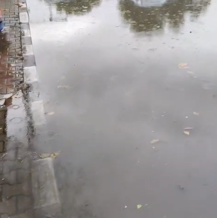 Geigerele de scurgere, astupate cu asfalt în urma lucrărilor de reabilitare a străzilor. Zona din spatele marketului Supeco se închide