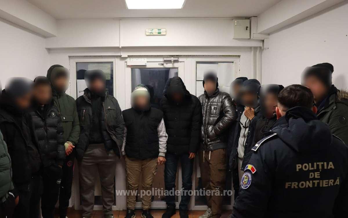 Treisprezece cetățeni străini din Maroc și Turcia depistaţi ascunşi într-un autocamion cu piese metalice și paleţi cu răşină