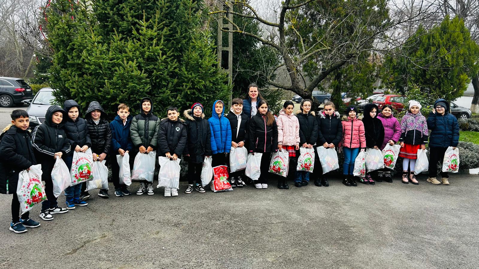 Colindători de la Școala Gimnazială „Sfântul Gheorghe” au adus spiritul sărbătorilor la Apa Service Giurgiu