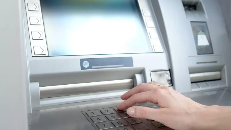 Reguli la bancomat. Numerarul nu mai poate fi eliberat în aceste cazuri. Clienții trebuie să notifice banca