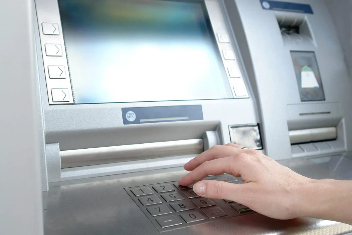 Reguli la bancomat. Numerarul nu mai poate fi eliberat în aceste cazuri. Clienții trebuie să notifice banca