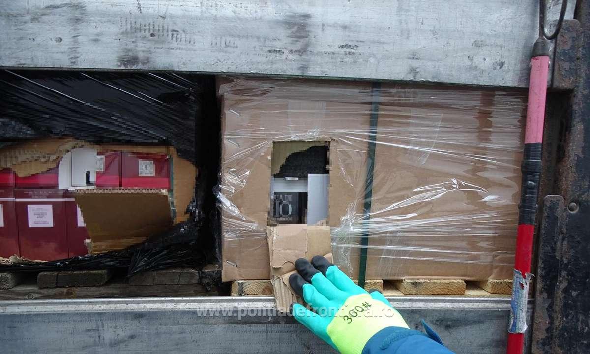Un camion plin cu parfumuri contrafăcute, în valoare de aproximativ 13 milioane de lei, depistat de polițiștii de frontieră din cadrul ITPF Giurgiu