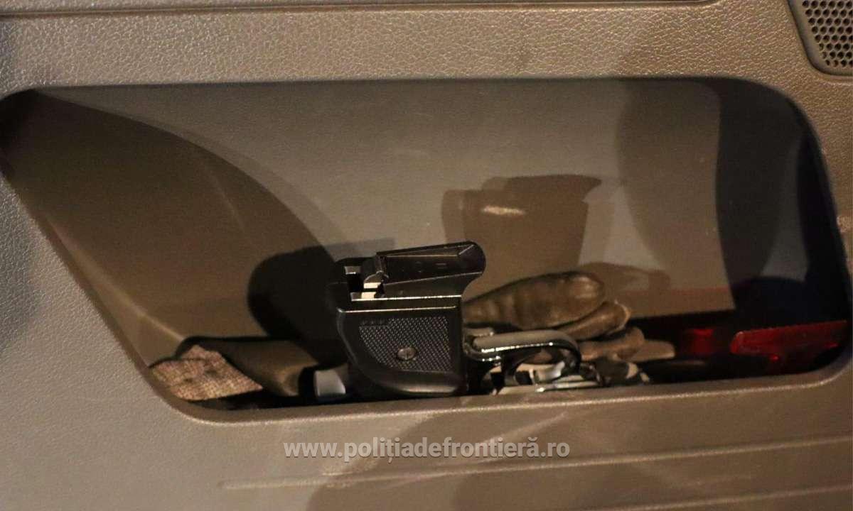 Armă neletală, fără documente legale, descoperită de polițiștii de frontieră