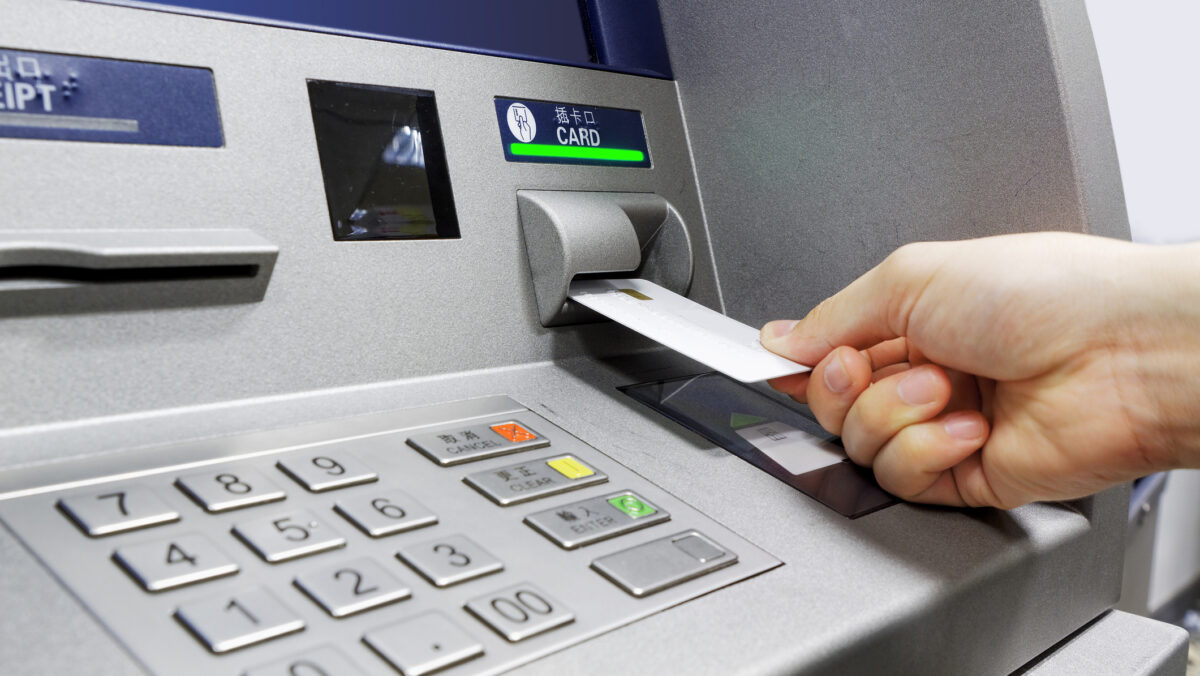 Alertă la bancomate! Noua escrocherie prin care hoții îți fură cardul și codul PIN fără să-ți dai seama