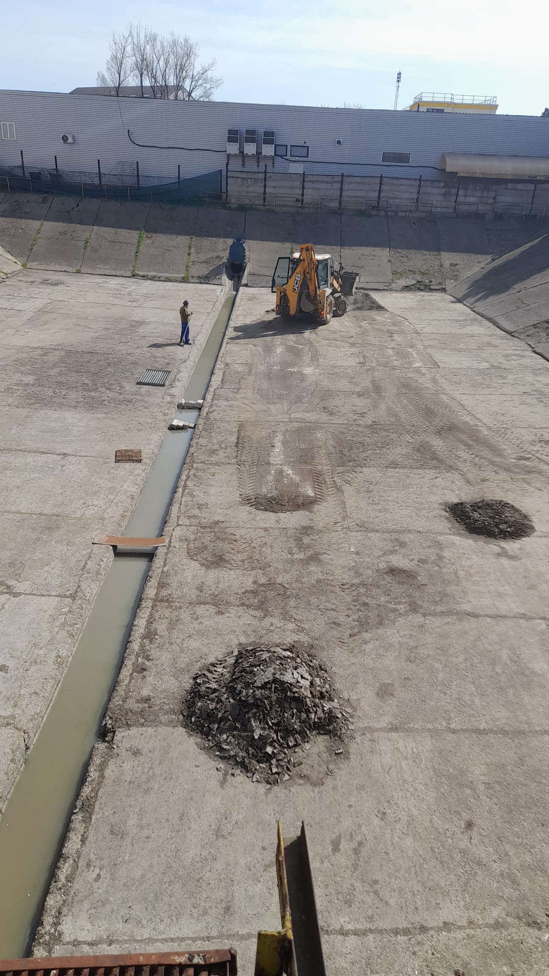 Programul de curățarea bazinelor de retenție continuă și în acest an