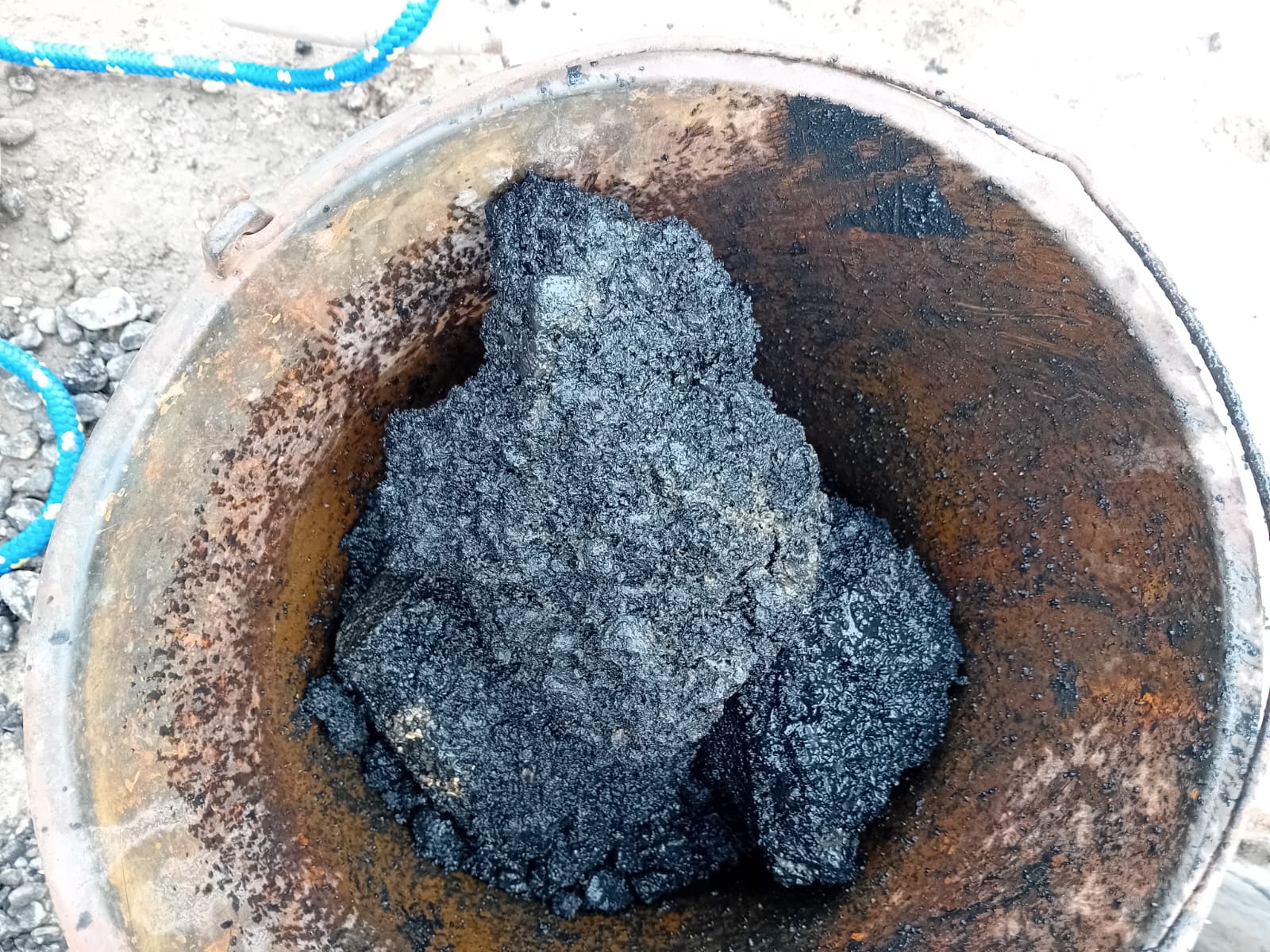 Asfalt în canalizare, iresponsabilitatea care ne costă pe toți