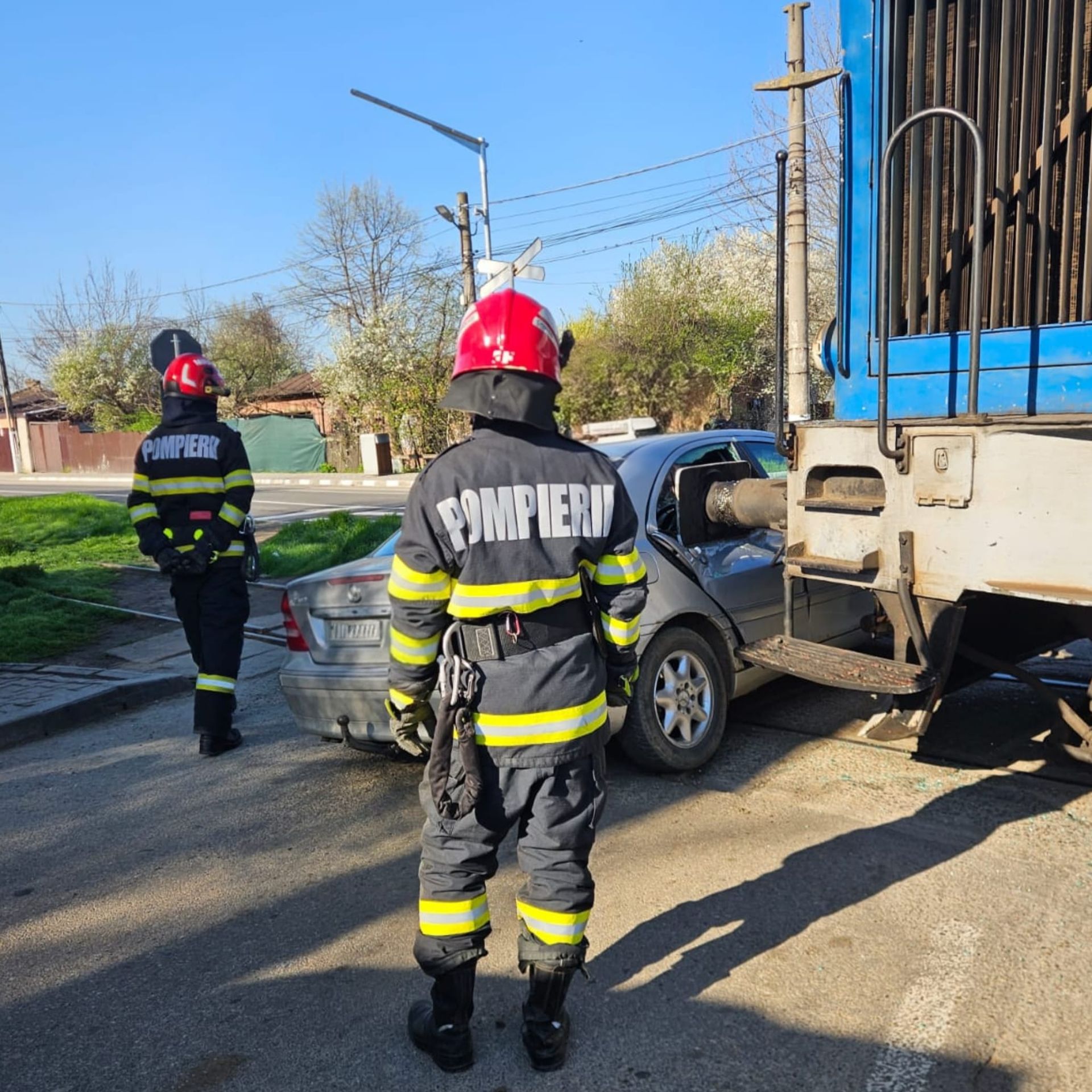 Incident feroviar în municipiu: un autoturism a fost acroșat de o locomotivă