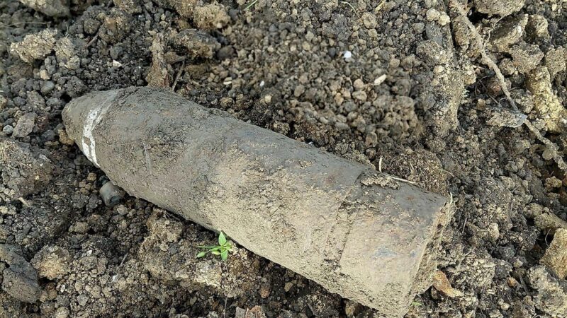 Proiectil exploziv descoperit pe un teren agricol din Putineiu