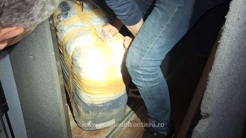 Peste 4.200 de produse susceptibile a fi contrafăcute și peste 30.000 de țigarete cu timbru bulgăresc, descoperite de polițiștii de frontieră în cadrul acțiunii CLEAN BORDER III SUD