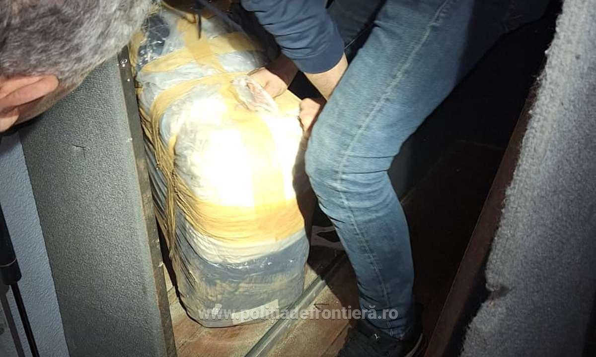 Peste 4.200 de produse susceptibile a fi contrafăcute și peste 30.000 de țigarete cu timbru bulgăresc, descoperite de polițiștii de frontieră în cadrul acțiunii CLEAN BORDER III SUD